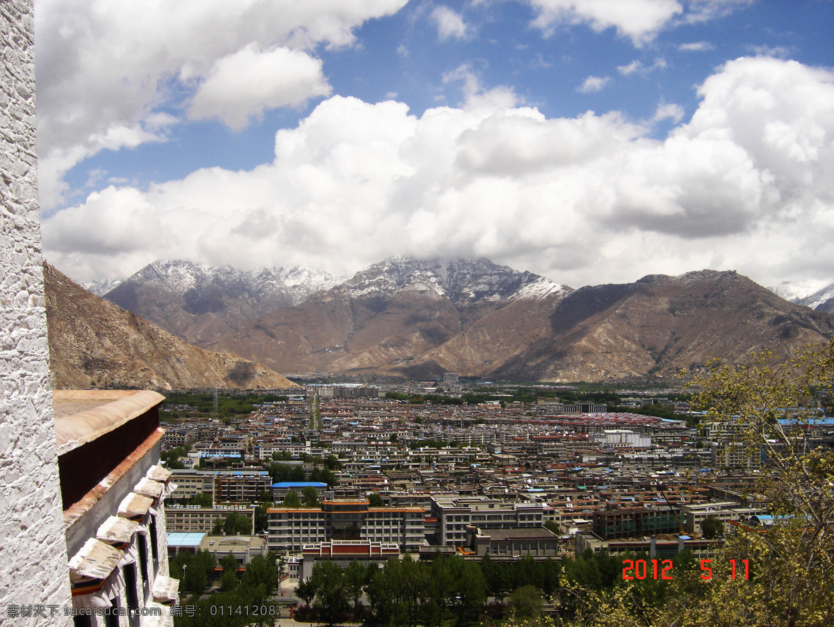 站 布达拉宫 上 远眺 西藏 白云 山峦 建筑 风景 旅游摄影 国内旅游
