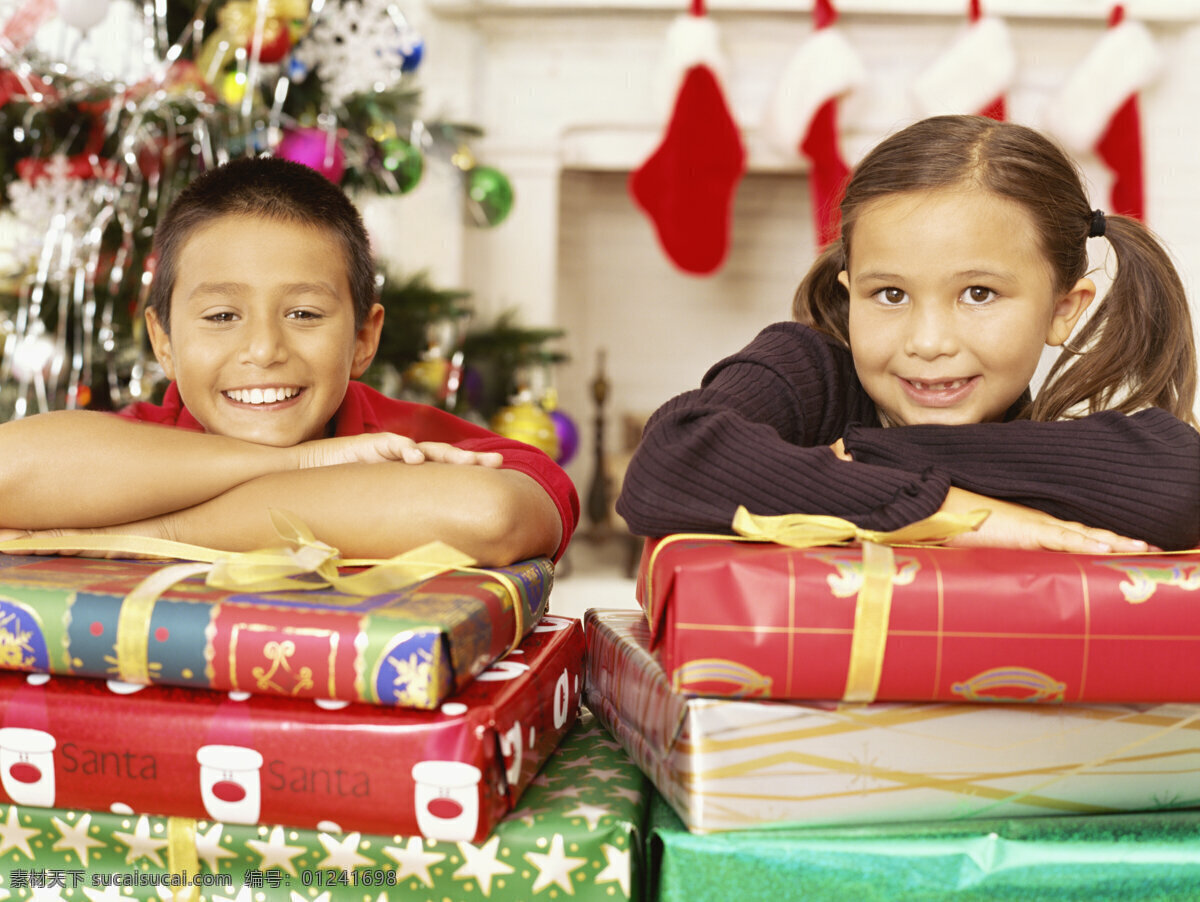 儿童 圣诞 礼物 圣诞节 新年素材 外国家庭 外国儿童 可爱 小女孩 小男孩 圣诞礼物 礼品 礼包 生活人物 人物图片