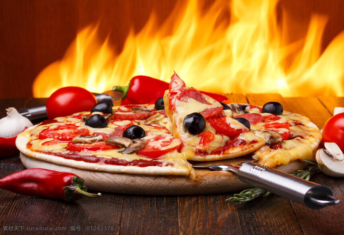 火炉 旁 美味 披萨 火 辣椒 红辣椒 蒜 番茄 水果披萨 切开的披萨 披萨托盘 美食 外国美食 美食摄影 高清图片 餐饮美食 黄色