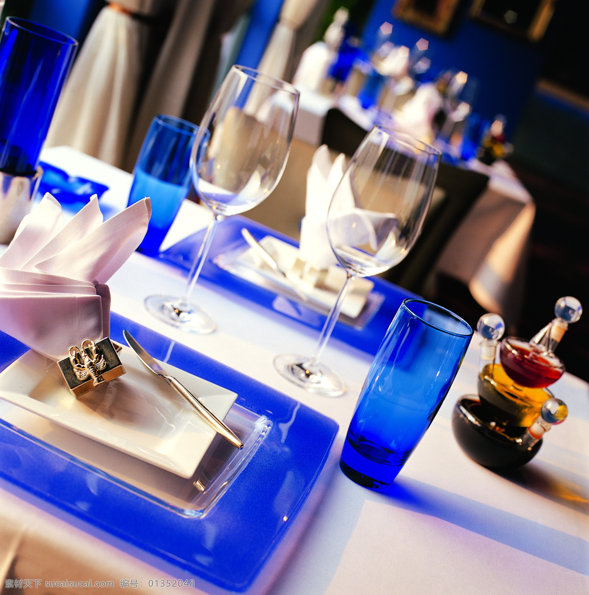 餐厅 高档餐厅 高雅 建筑园林 酒瓶 蓝色梦幻 摄影图库 意大利 意大利餐厅 用餐餐厅 水晶杯 桌布桌椅 碗筷 室内摄影 室内设计 家居装饰素材