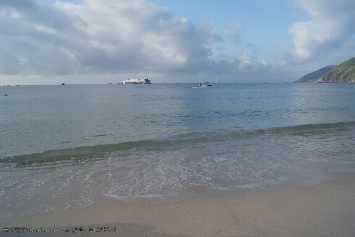 博鳌玉带滩 海水 房子 蓝天 游船 白色 云 三亚旅游 国内旅游 旅游摄影