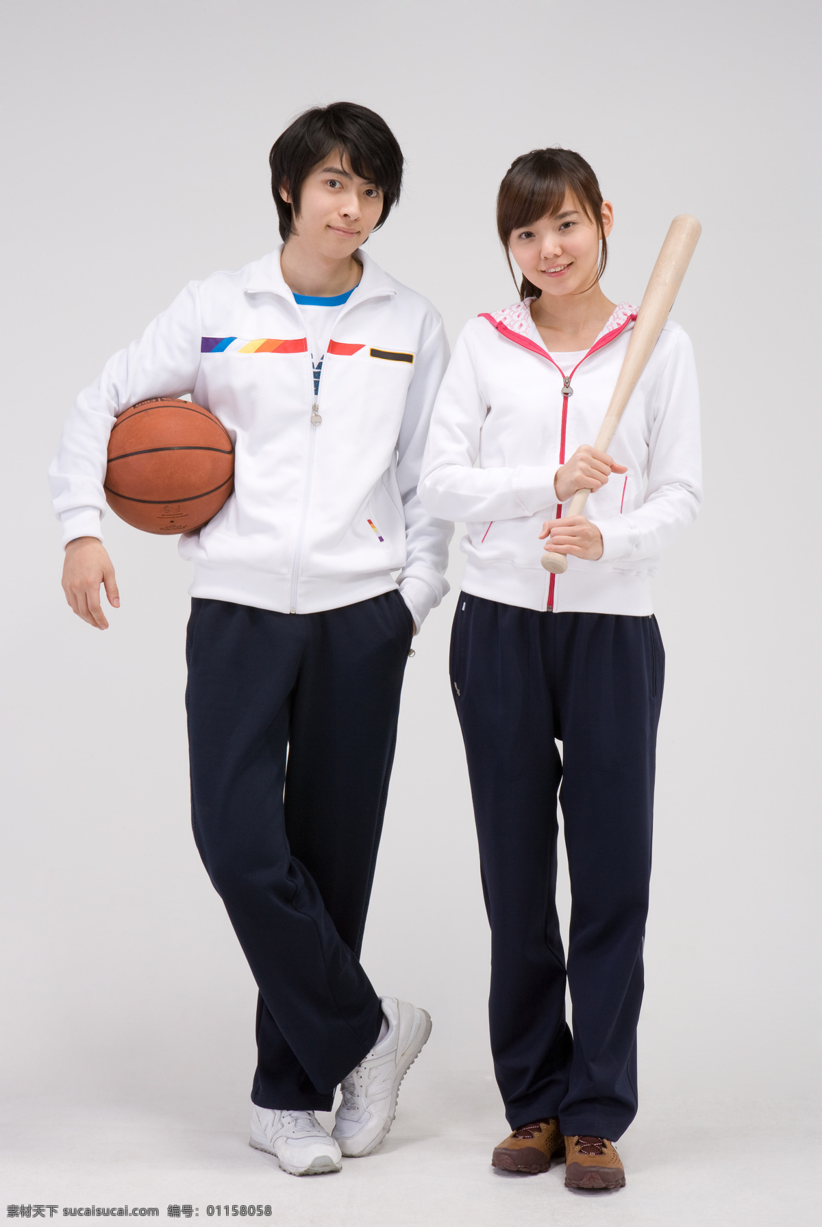 两个 阳光 运动 学生 女生 男生 两个人 并肩 亲密 同学 朋友 友谊 篮球 棍棒 服装 运动装 休闲 表情 微笑 开心 高清图片 生活人物 人物图片