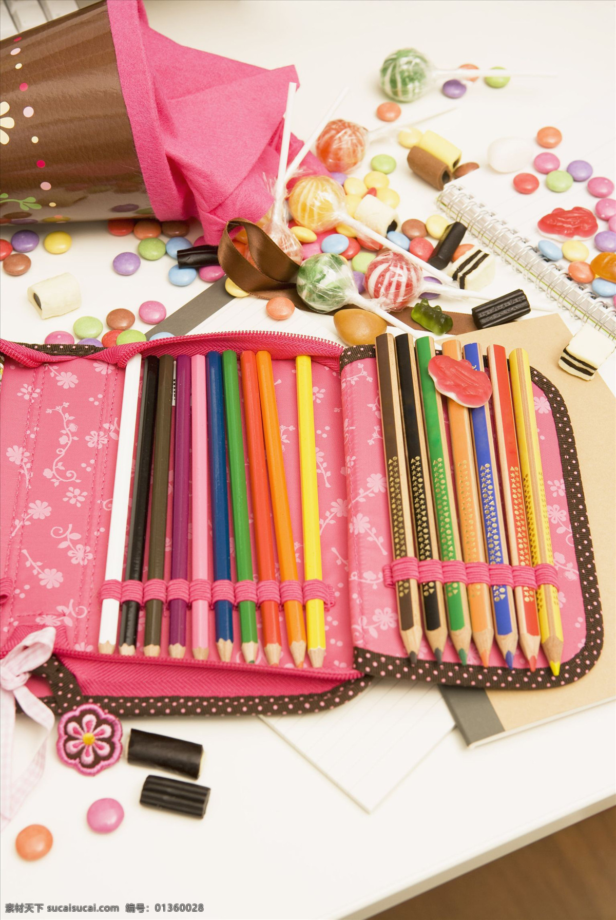 棒棒糖 笔记本 彩笔 彩色 多彩 粉红色 粉色 画笔 蜡笔 棒糖 多种多样 各种各样 铅笔 食物 糖果 甜食 甜味 条理 文具盒 许多 学习用品 学校教育 溢出 颜料 美术绘画 文化艺术 矢量图 其他矢量图