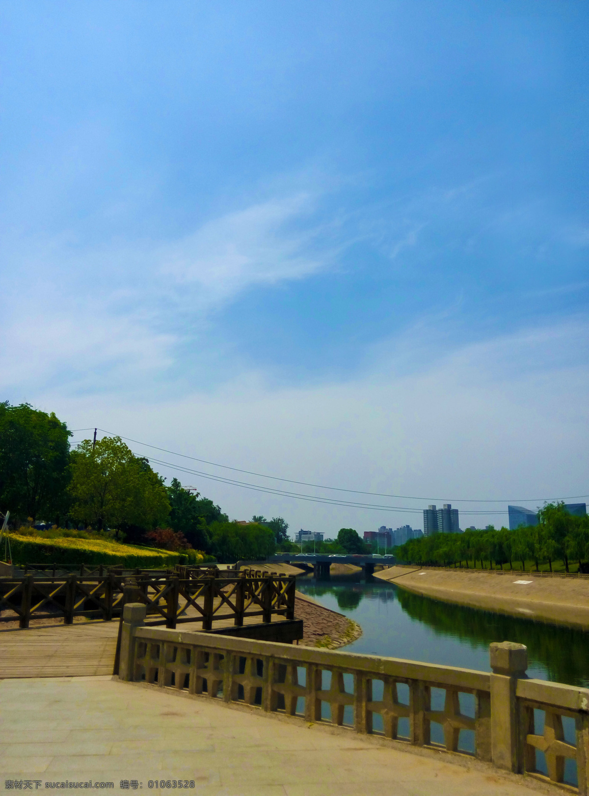 公园河边 河边美景 古典走廊 木质走廊 蓝天 白云 河边走廊 旅游摄影 自然风景