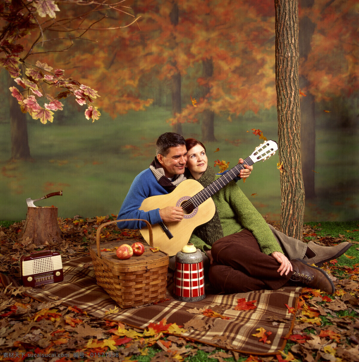 吉它 情侣 外国情侣 落叶 树叶 树 水果 苹果 生活人物 人物图片