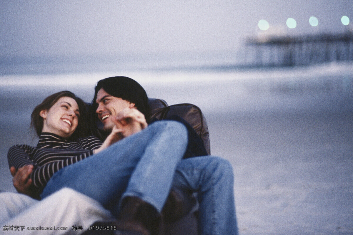 海滩 上 拥抱 情侣 海边人物 沙滩 外国男性 男人 女性 女人 外国夫妻 夫妇 恋人 浪漫 温馨 幸福家庭 生活人物 人物图片