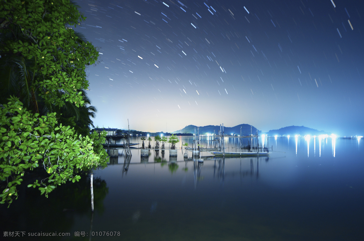 夜晚 湖面 景色 湖水 城市 树 灯光 灯光倒影 高山 高楼 建筑物 光斑 亮点 亮斑 大海图片 风景图片