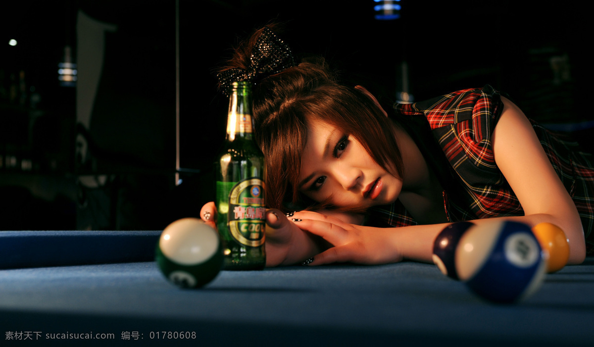 个性写真 美女 青岛啤酒 人物摄影 人物图库 桌球 啤酒 美女图片 啤酒美女 失魂 落魄 崩溃 矢量图 日常生活