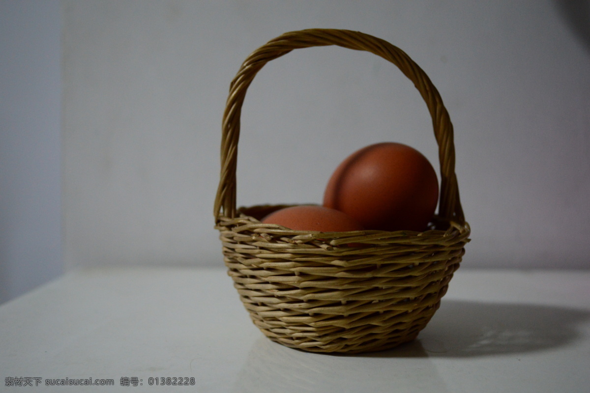 鸡蛋 金融 金融素材 经济 篮子 篮子里的鸡蛋 里 竹篮子 玩具 空篮子 菜篮子 两个 经济素材 生活素材 生活百科 psd源文件