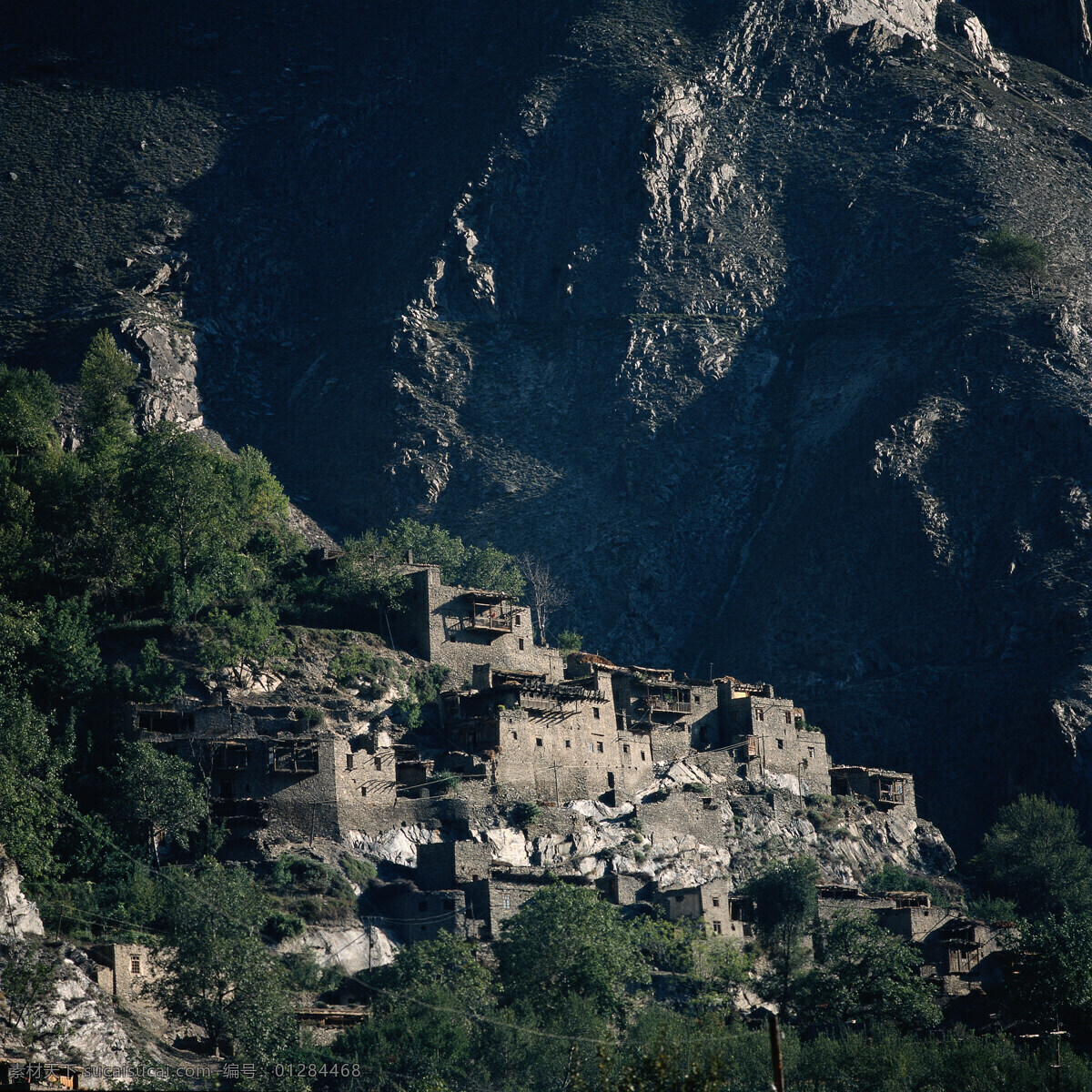 大山的小镇 小镇 大山 高山 破旧建筑 建筑 建筑物 古老建筑 古代建筑 著名建筑 建筑摄影 建筑物素材 摄影图库 建筑设计 环境家居 黑色