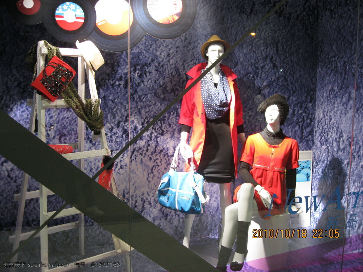 橱窗 搭配 店铺 顾客 黑色 红色 模特 店铺橱窗模特 展示 梯子 职业装 吸引 生活素材 生活百科 家居装饰素材 展示设计