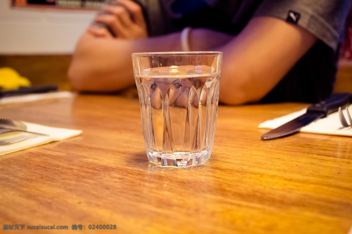 餐桌 上 玻璃杯 里 杯水 餐桌上 一杯水 纯净水 餐饮 吃饭 透明 千库原创