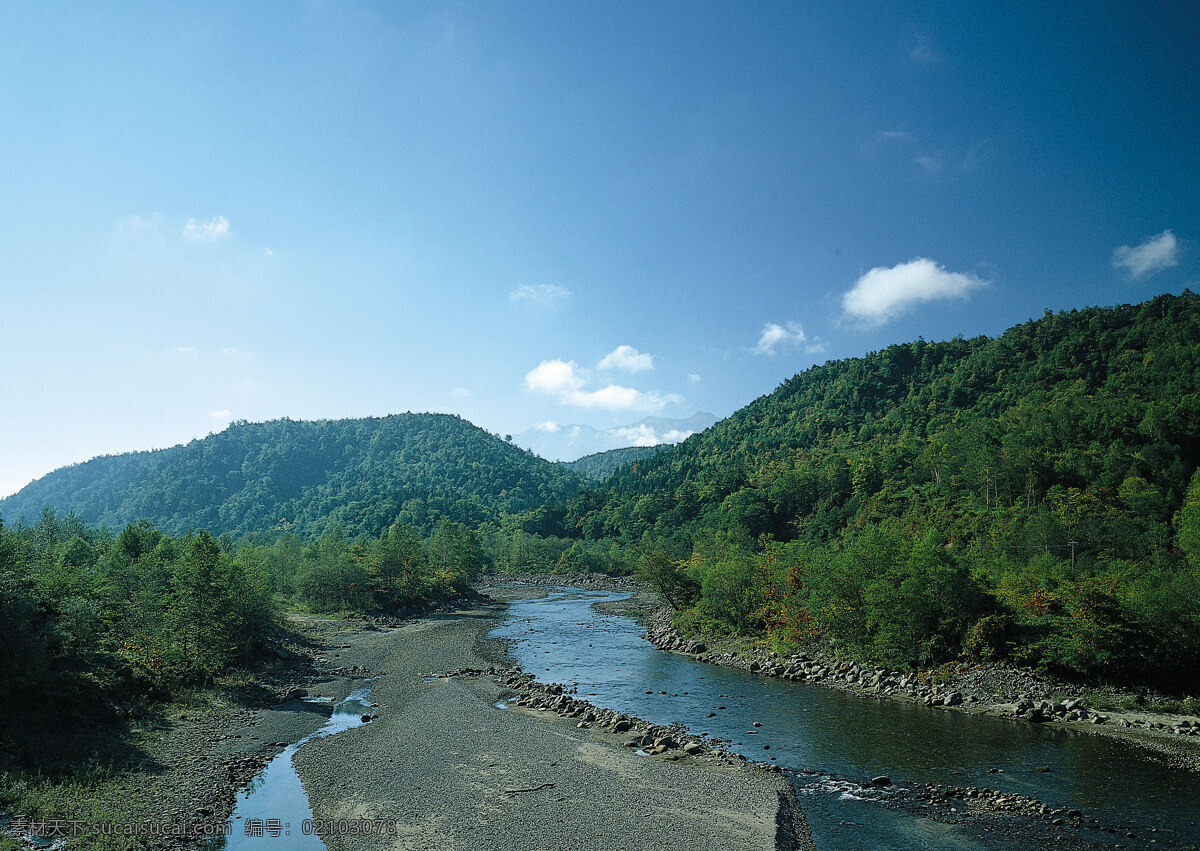 山水风景 高清风景图片 高山 湖水 蓝天白云 林荫 森林 山水图 树干 树林 树枝 四季风光素材 家居装饰素材 山水风景画