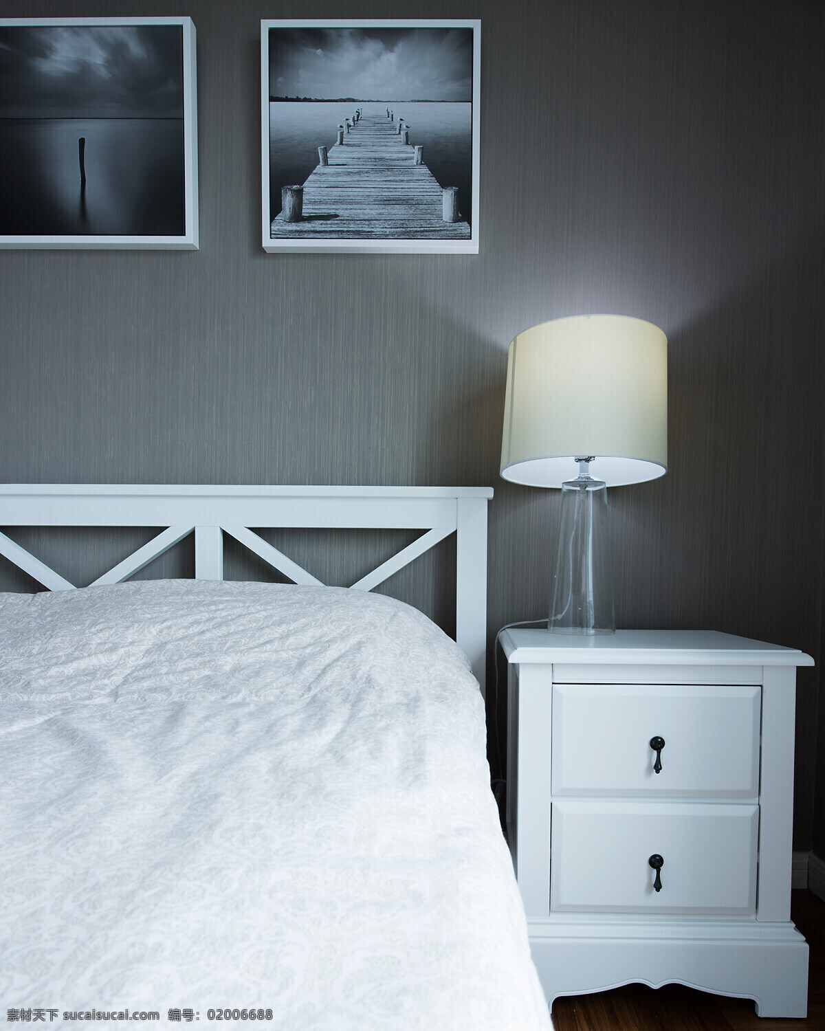 田园 卧室 灰色 背景 墙 室内装修 效果图 卧室装修 白色床品 白色床头柜 台灯