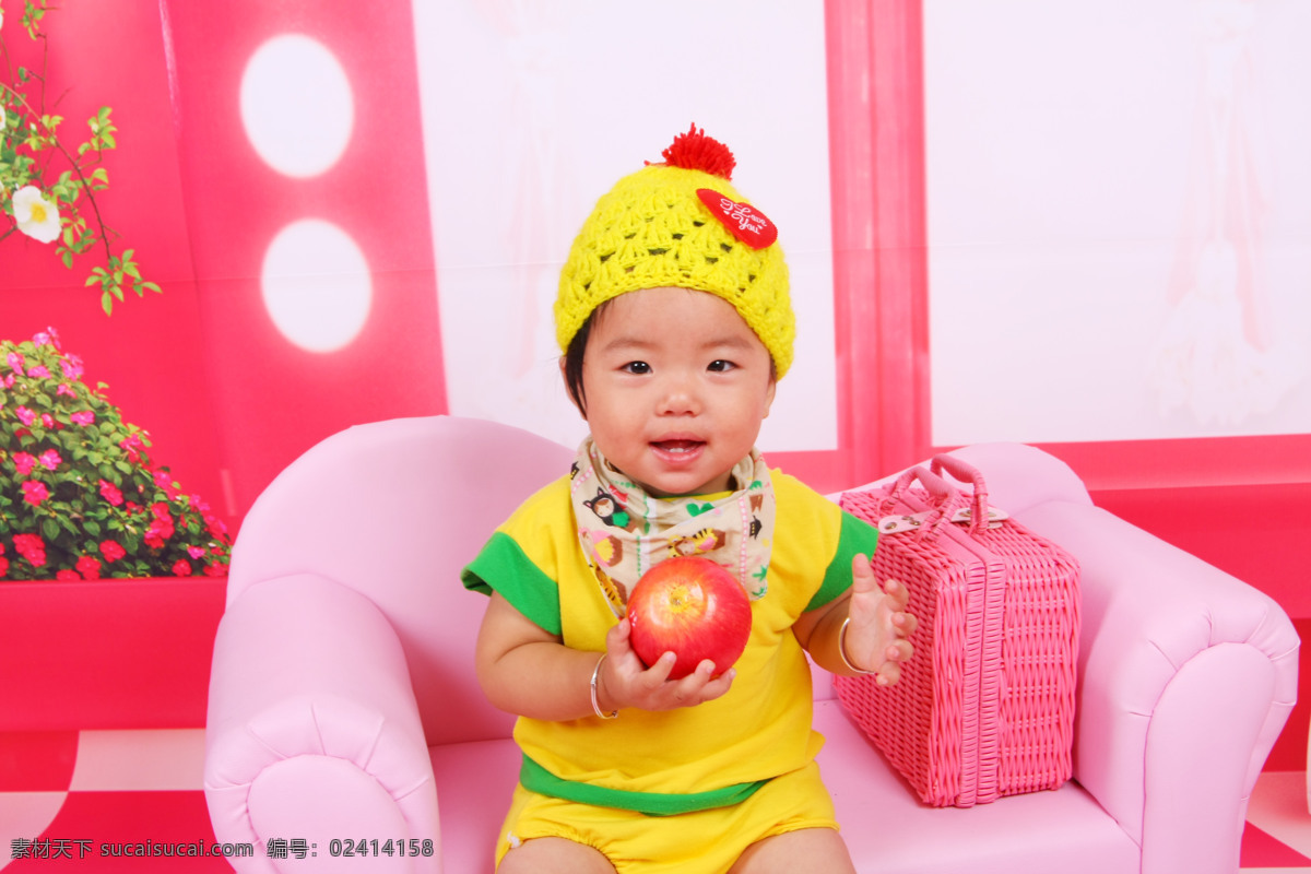 宝宝周岁照 大苹果 黄色装 黄帽子 微笑 粉色沙发 粉色箱子 可爱小姑娘 背景 人物图片集 人物图库 儿童幼儿