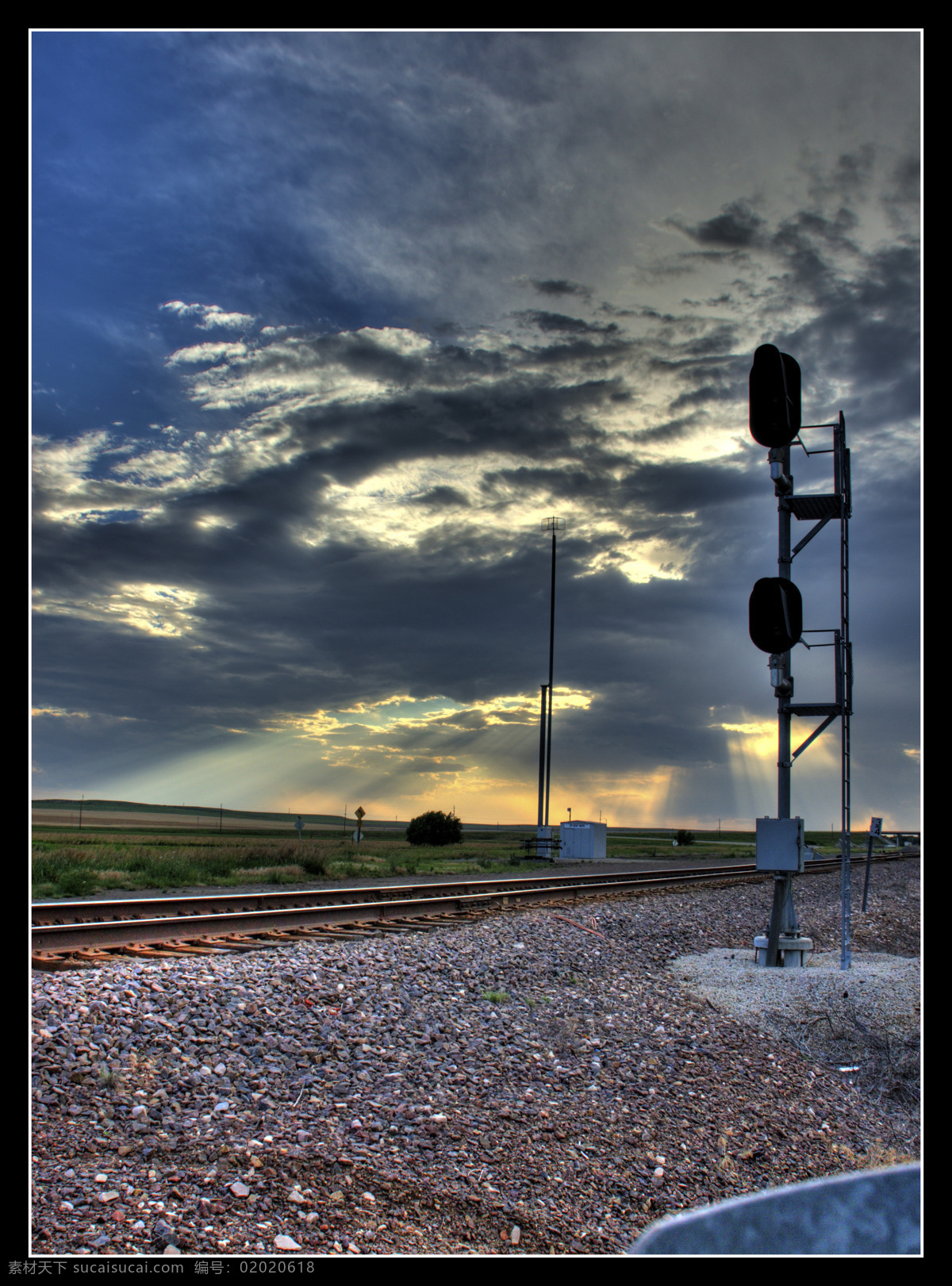 铁路 日出 剪影 国外旅游 旅游摄影 太阳 天空 铁轨 云 交通指示灯 照射 装饰素材 灯饰素材