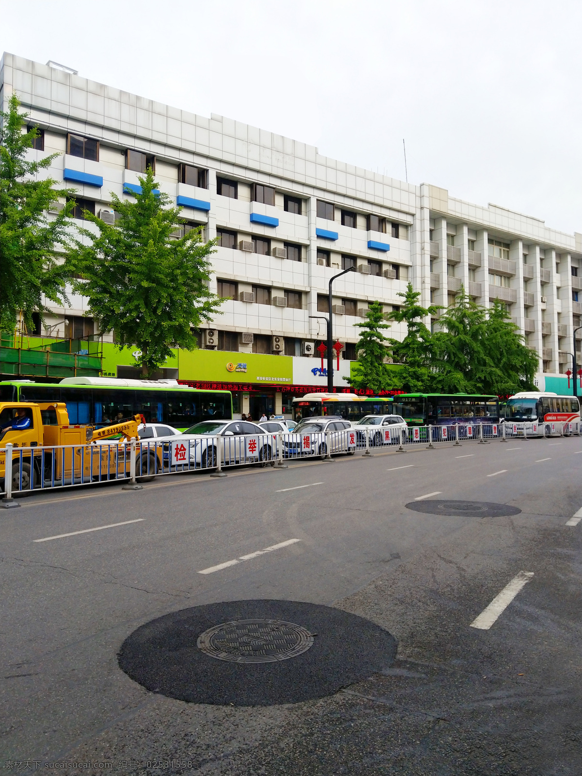 城市街道风景 城市 街道 道路 汽车 树木 天空 拥堵 建筑景观 自然景观