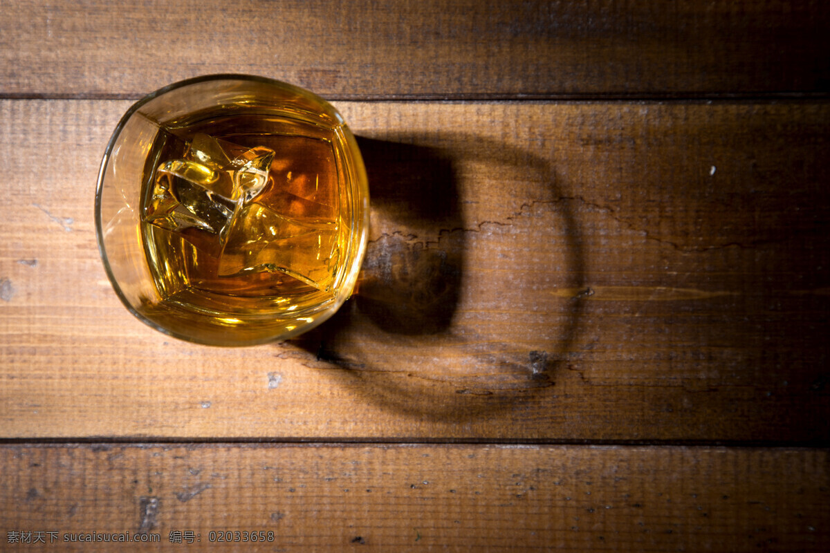 木板 上 威士忌 外国酒 酒杯 酒 玻璃杯子 休闲饮品 酒水饮料 酒类图片 餐饮美食