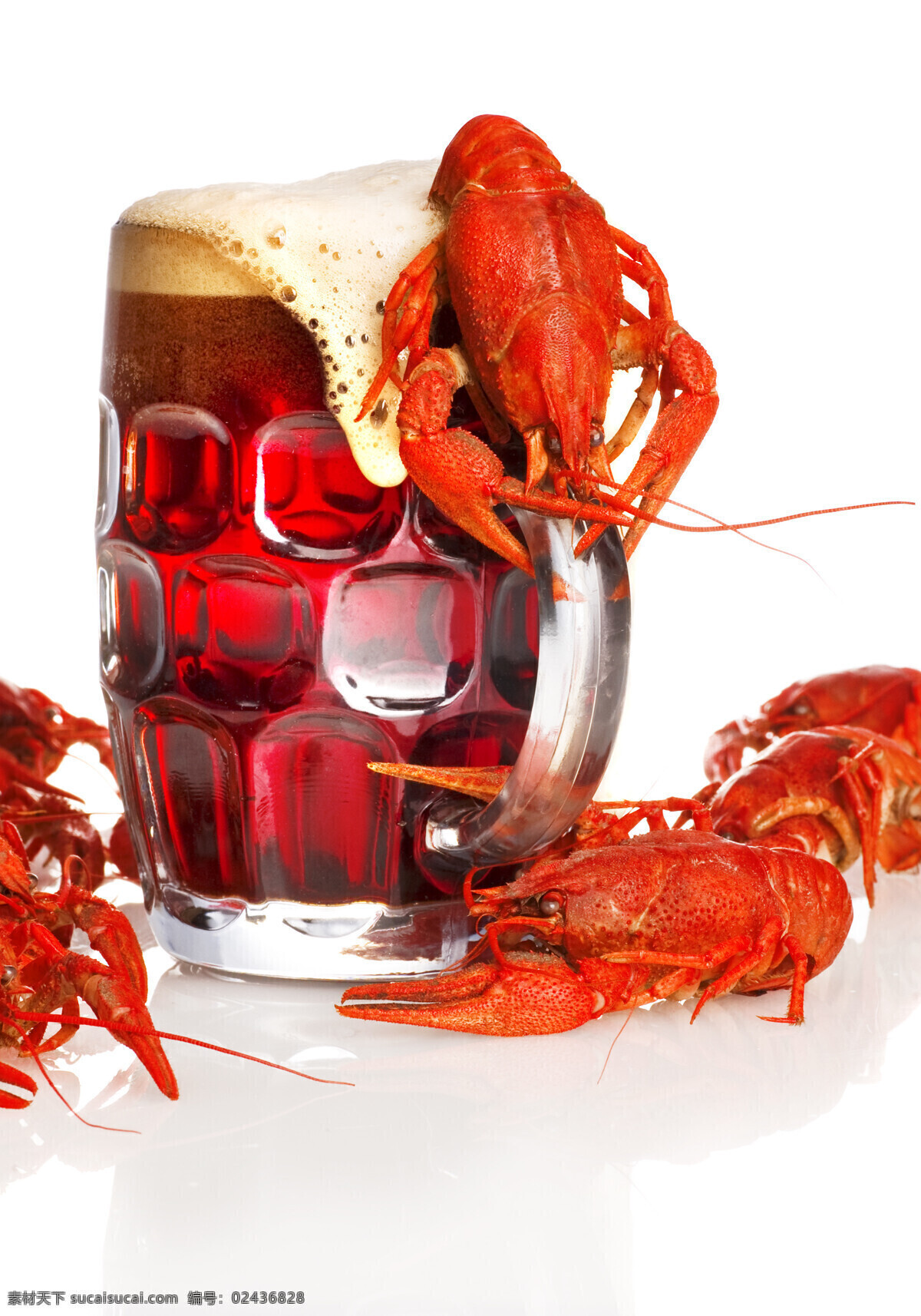小 龙虾 一杯 啤酒 玻璃杯 酒杯 小龙虾 海鲜 美食 酒水饮料 餐饮美食 酒类图片