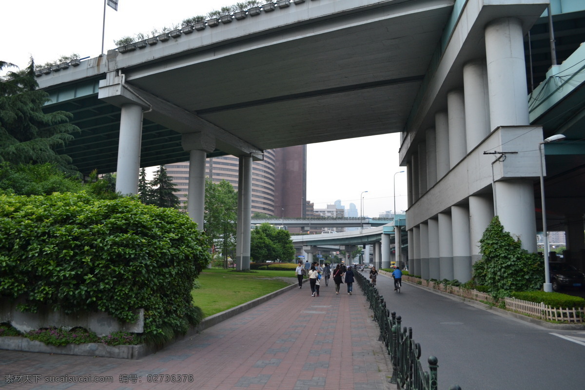 高架 桥下 人行道 高架桥 绿化 道路 柱子 上海 徐汇 自然景观 建筑景观