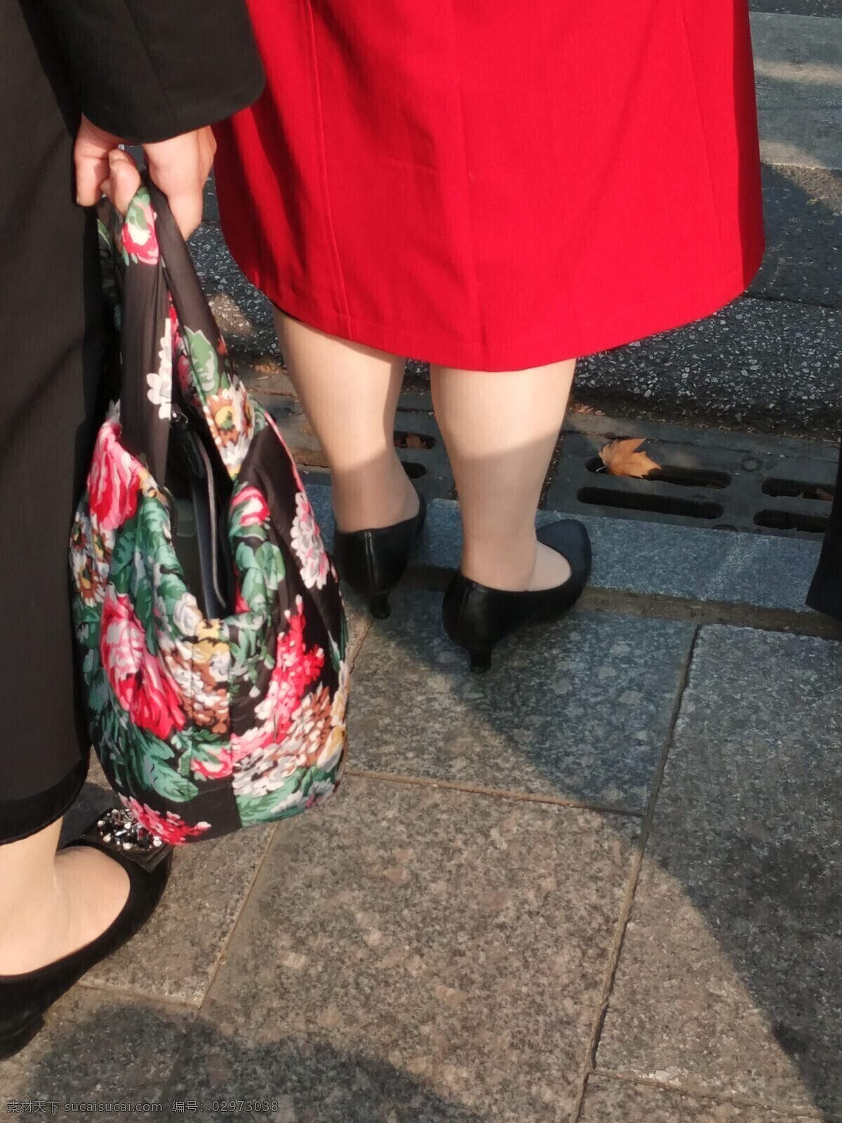 美腿丝袜 女人腿 美腿 高跟鞋 红裙 裙子 丝袜 肉色丝袜 街头高跟 人物图库 女性女人