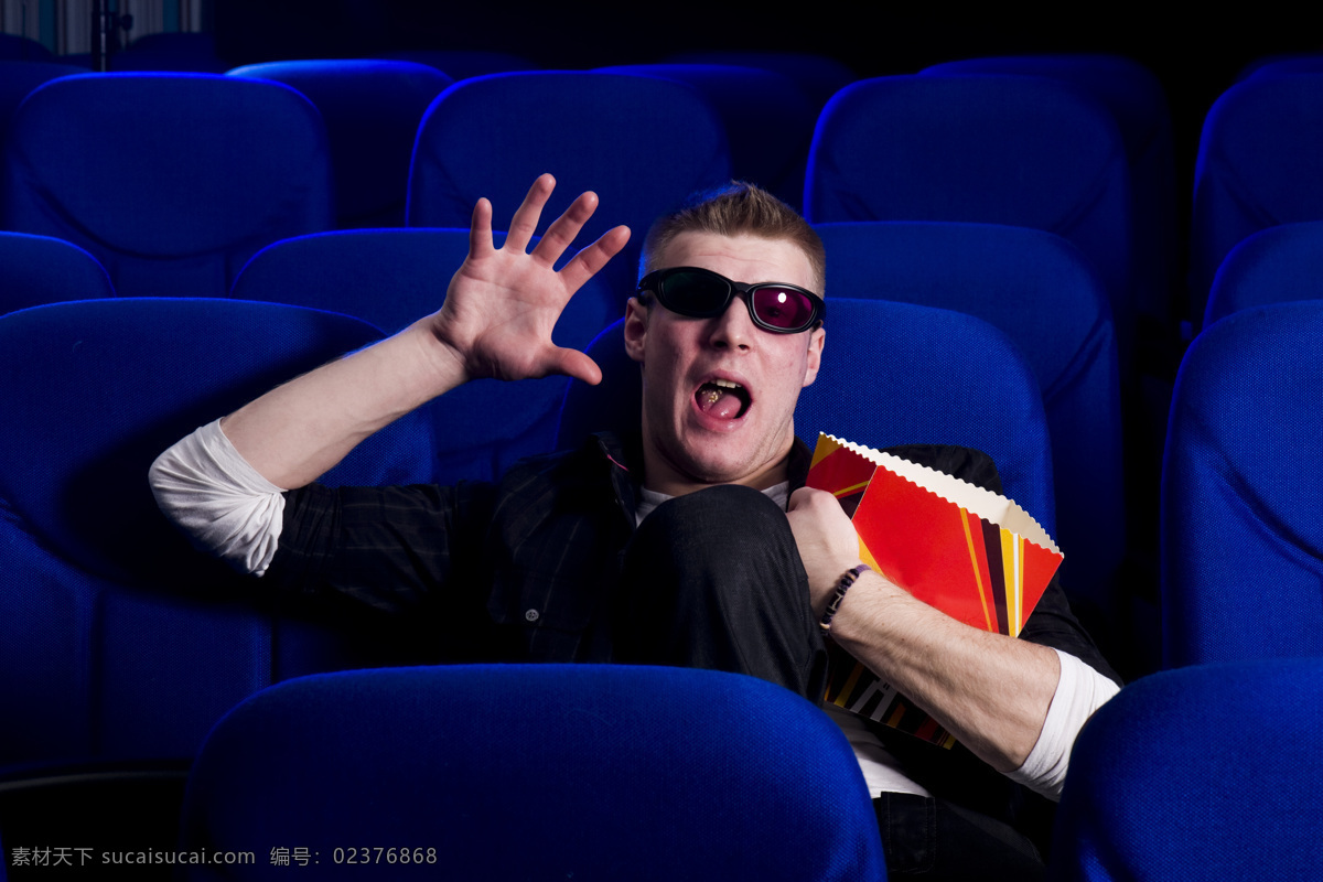 看 3d 电影 男性 人物 娱乐 休闲 看电影 电影院 3d电影 3d眼镜 零食 张嘴 举起手 大叫 生活人物 人物图片