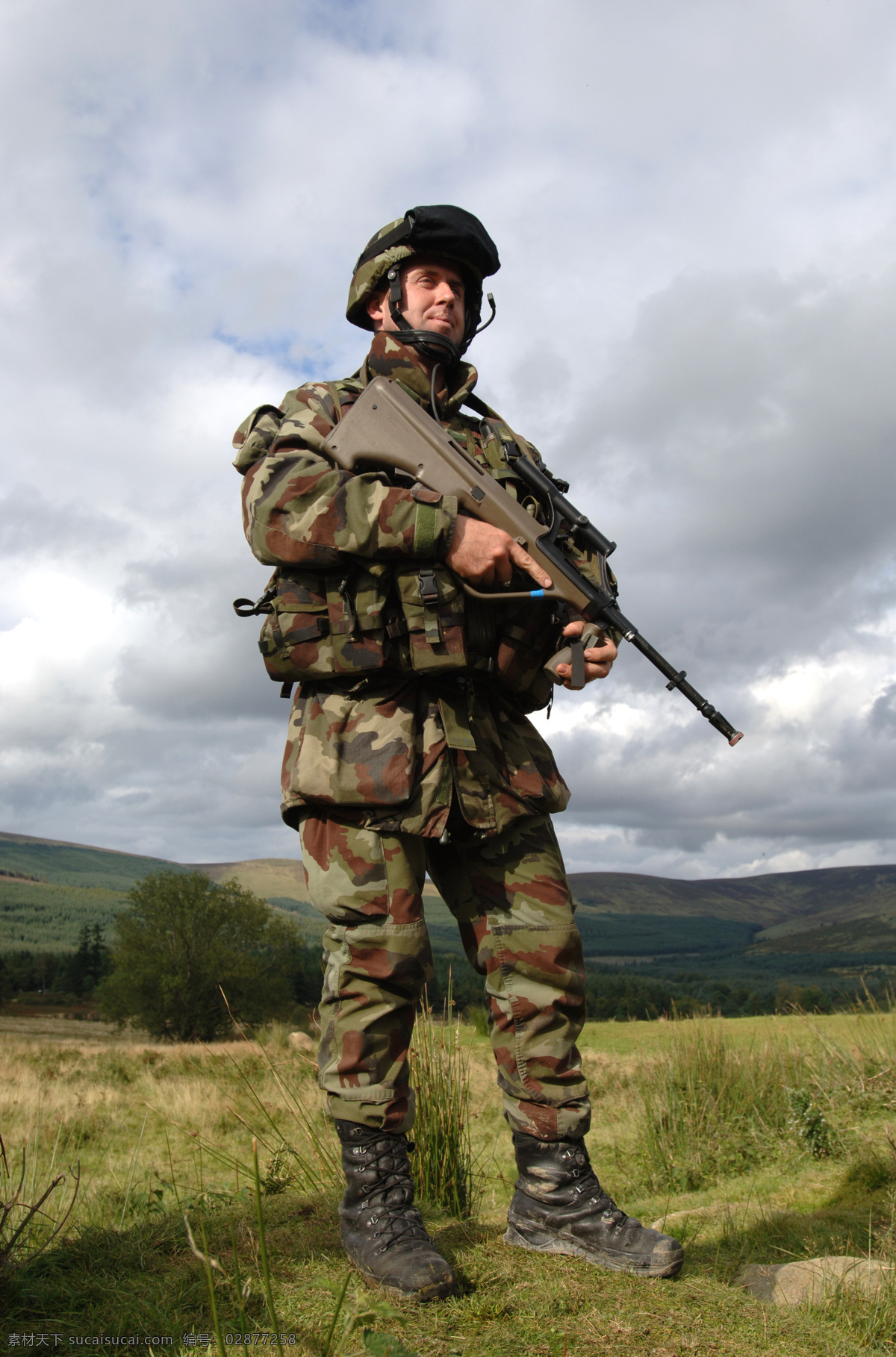 身穿 迷彩服 军人 军队 部队 陆军 army 高清图片 枪支 军事武器 现代科技