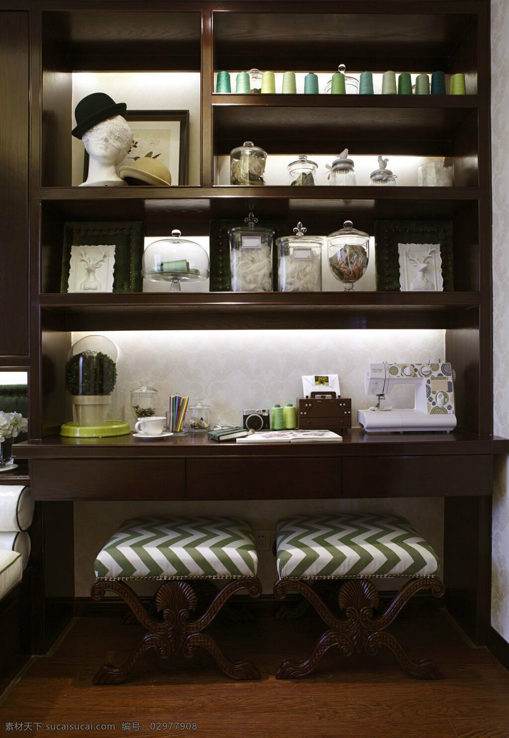 沉稳 气质 棕色 书房 装修 效果图 布艺坐垫 创意摆件 密度板 书籍 相框 棕色书架