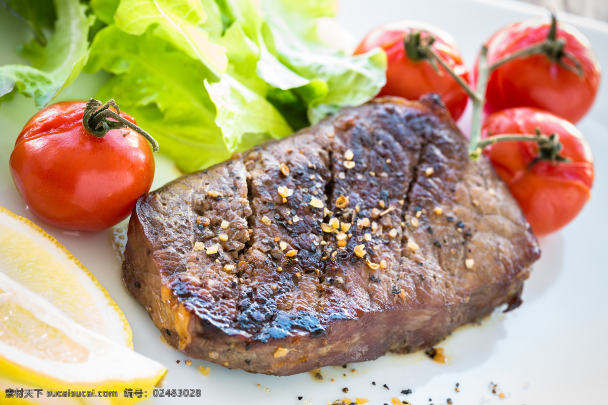 西红柿 烤 牛排 烤牛排 烤肉 番茄 青菜 调料 配菜 蔬菜 食物原料 食材原料 食物摄影 餐饮美食 外国美食
