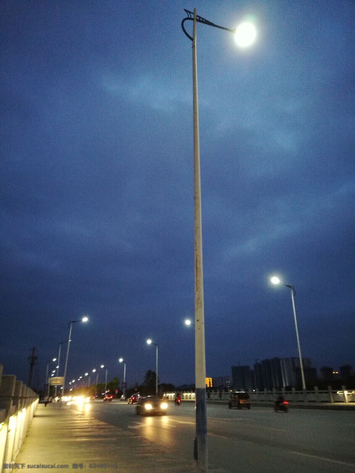 孤独的夜 夜空 傍晚 街道 路灯 车流 夜灯 蓝天 灯柱 自然景观 自然风景