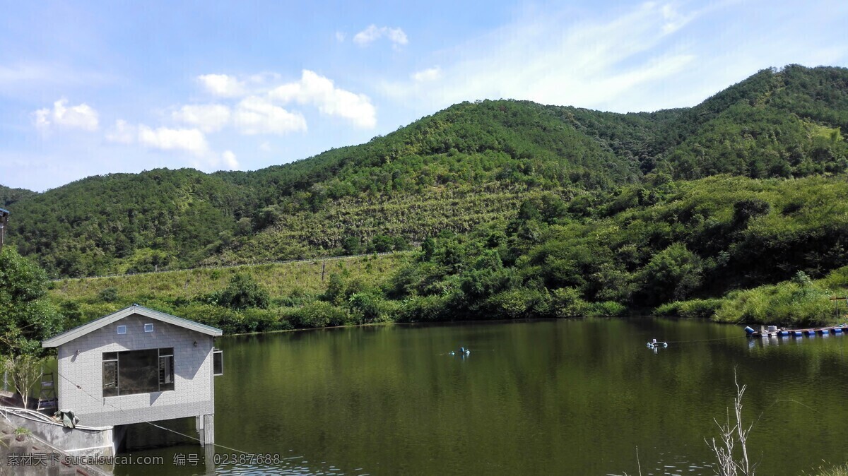 蓝天白云 绿色山林 水库水池 碧波荡漾 小船 水边小屋 旅游摄影 自然风景