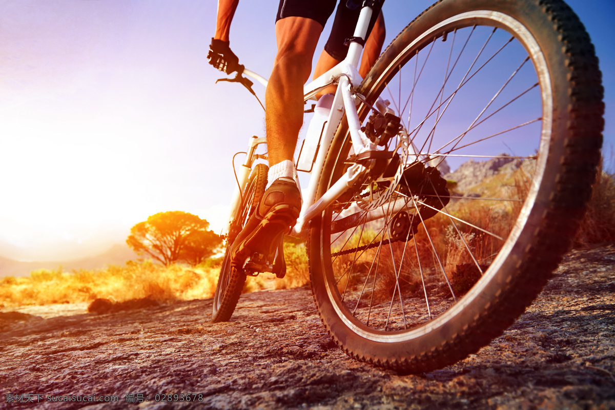 骑 自行车 生活 人物 山坡 野外 自行车摄影 自行车素材 体育 运动 休闲娱乐 汽车图片 现代科技
