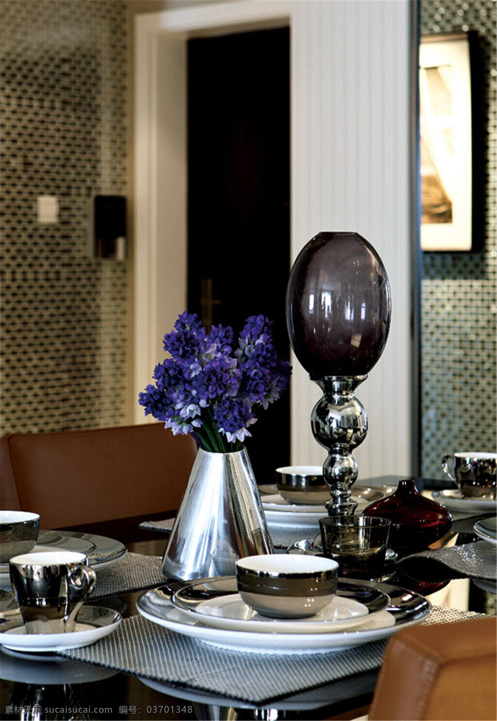 室内 餐厅 餐桌 装饰 效果图 欧式风格 瓷质餐具 金属摆件 紫色插花 简约餐桌椅