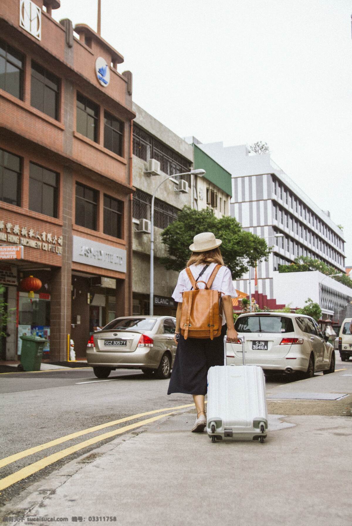 旅行者女士 旅行 女生 女士 人 背影 剪影 行李箱 背包 帽子 街头 街道 车 房子 旅游 独自 背包客 游客 游玩 人物 人物图库 女性女人