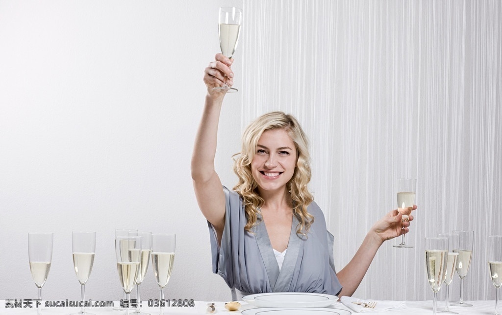 干杯 外国 女人 香槟 高脚杯 玻璃杯 美女 美食家 日常生活 人物图库