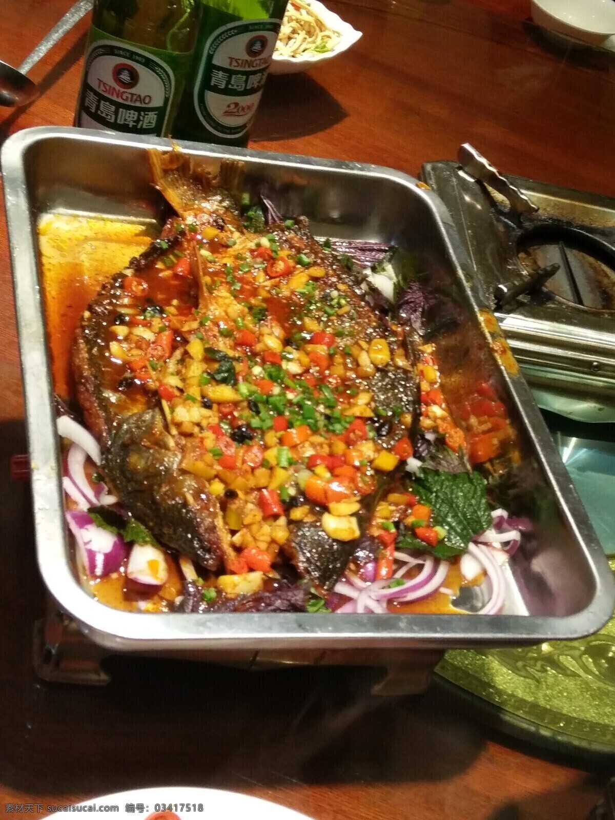烤鱼 配菜 洋葱 酱汁 辣椒 餐饮美食 传统美食