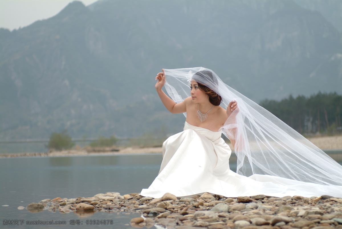 婚纱摄影样片 美丽新娘 婚纱 情侣 写真 人物 情人 恋人 新娘 女性 少女 女孩 河岸 石子 石头 树林 群山 情丝 人物摄影 人物图库