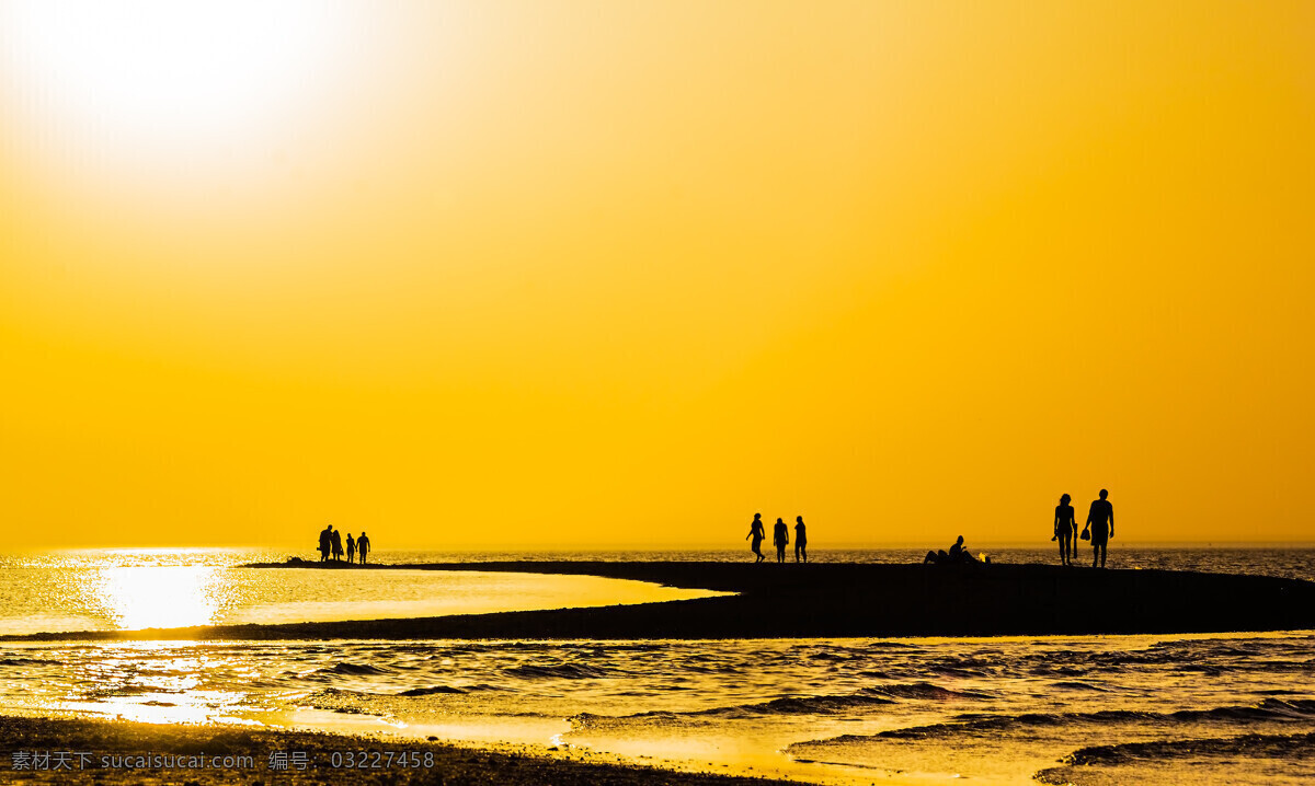 黄昏 沙滩 散步 人物 沙滩风景 人物剪影 海滩风景 大海风景 黄昏美景 美丽风景 美景 美丽景色 天空云彩 自然景观 黄色