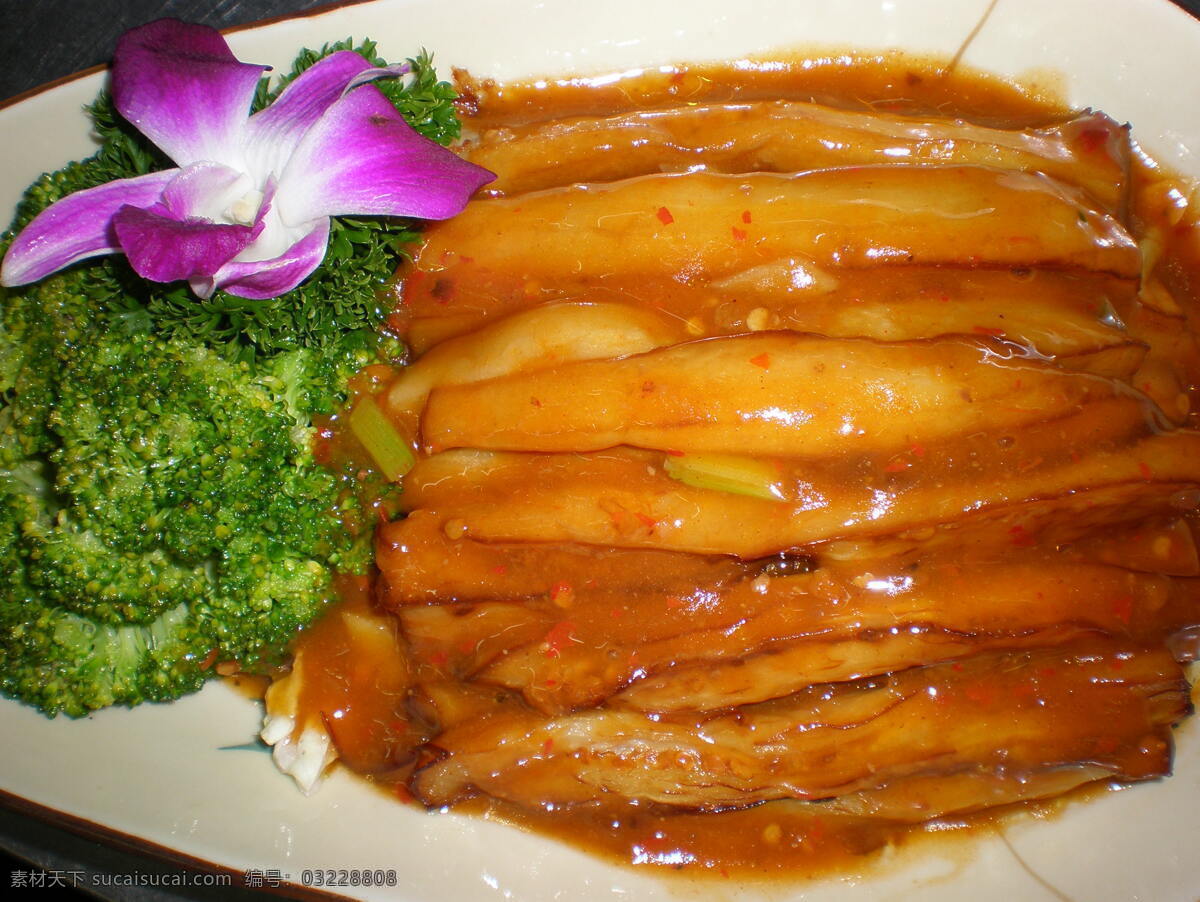 越 式 风味 酱 汁 煮 茄子 越式 酱汁 茄瓜 西兰花 餐饮美食 美味可口 西餐 摄影图 中西餐厅 美食 西餐美食
