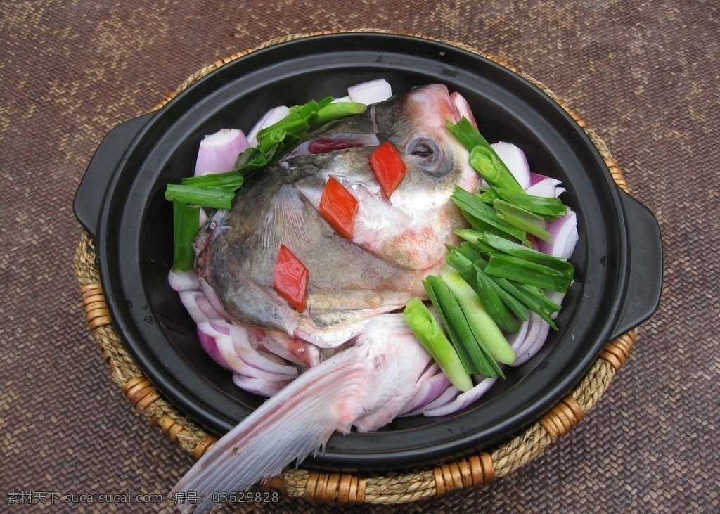 砂锅鱼头 鱼煲 砂锅 鱼头 胖头鱼 鳙鱼 鱼块 传统美食 餐饮美食