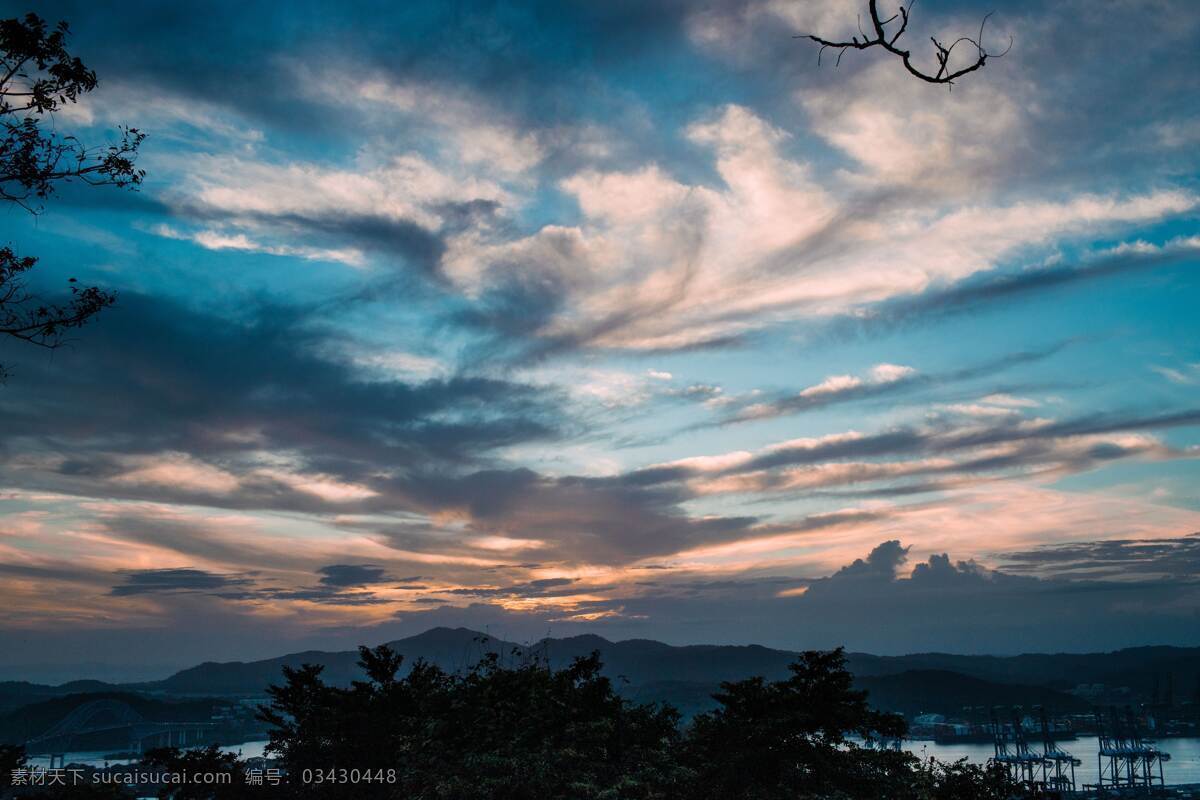 蓝天 白云 山脉 景观 背景 壁纸 自然 海报 自然背景 环保 生态 天空 云彩 渐变 山 岩石 森林 树木 树林 草地 草原 植物 蓝色 绿色 光 光线 光影 阳光 晚霞