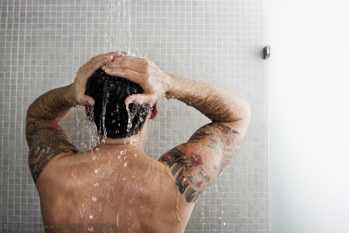 洗澡 沐浴时 清洁 男人 人物 背面 局部特写 水花 水滴 流水 享受 高清摄影 人物图库 日常生活
