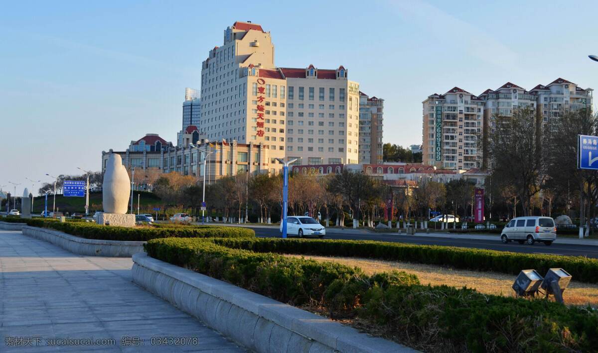 高楼 广告牌 国内旅游 路灯 旅游摄影 绿化带 马路 烟台 城市 风光图片 烟台城市风光 树木 石雕 海滨广场 矢量图