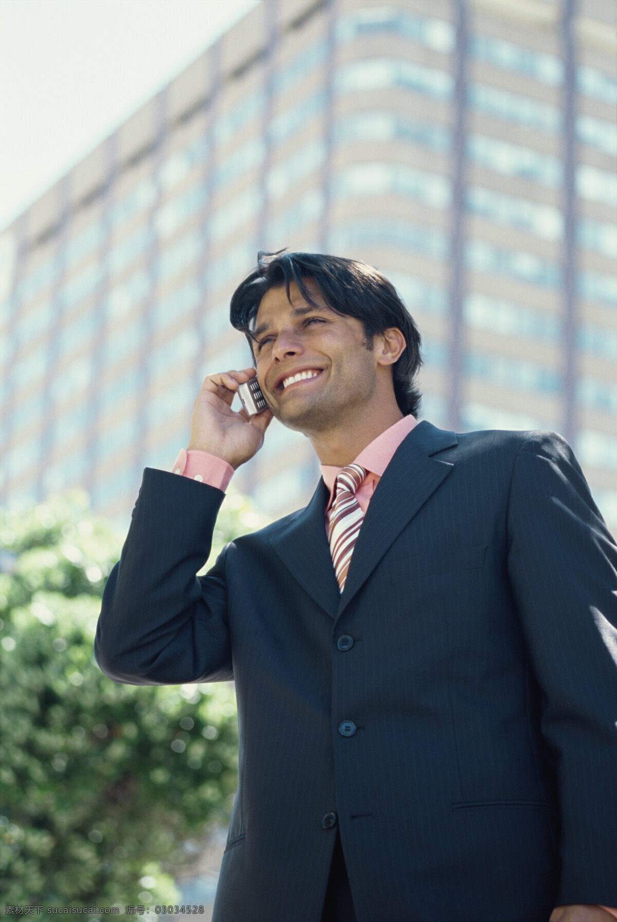 手机 商务 男士 商界领袖 职业人物 职业男性 商务男士 成功男人 白领 自信 打电话 微笑 商务人士 人物图片