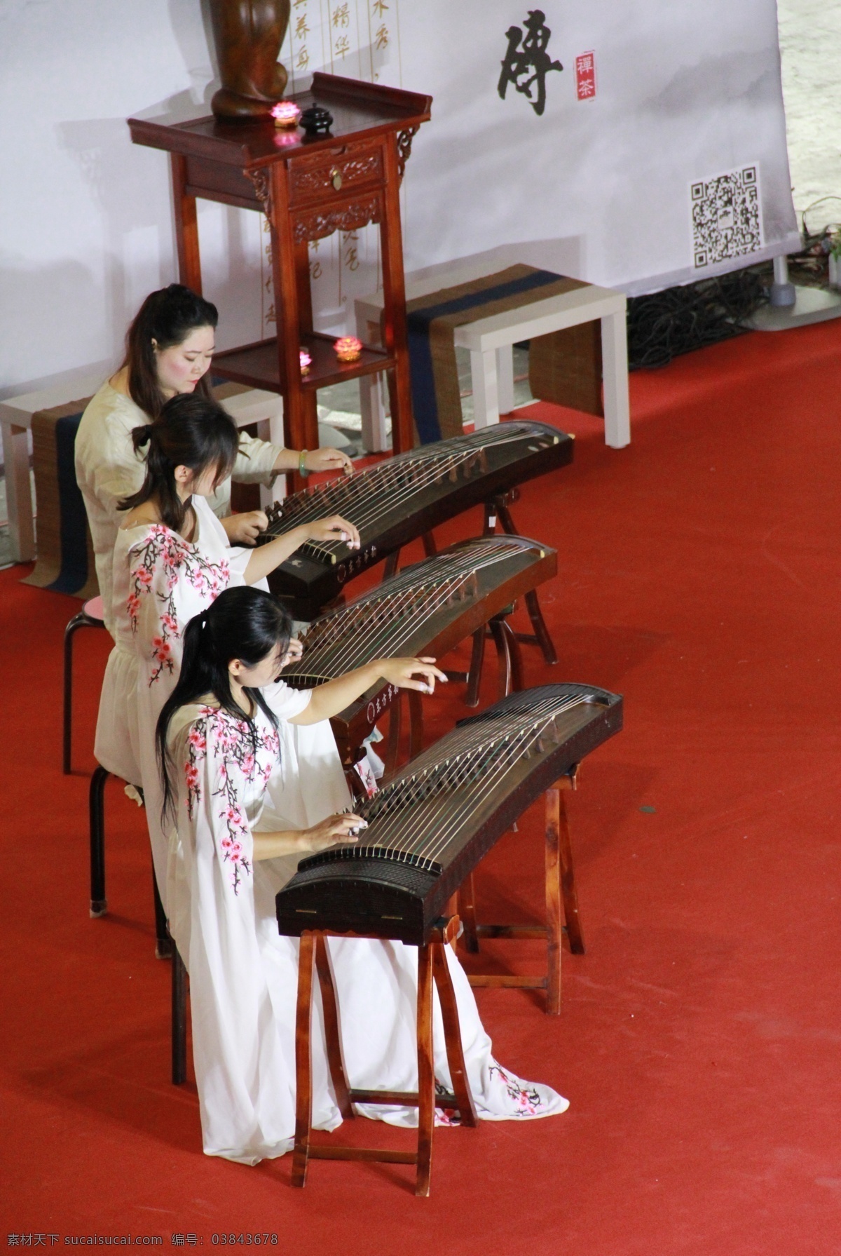 古筝 演奏 白衣 女孩 合奏 人物图库 女性女人