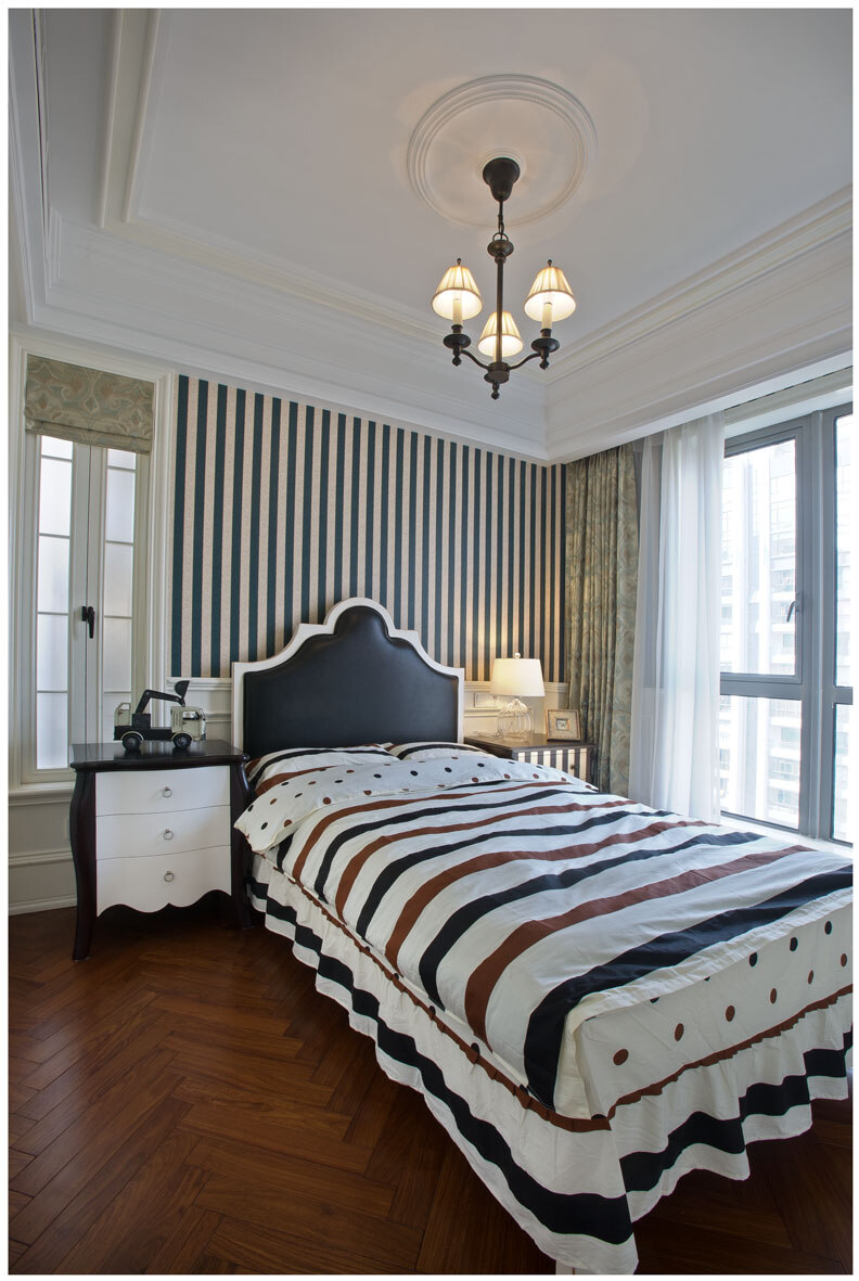 现代 卧室 室内设计 家装 效果图 室内 床 台灯 床头柜 淡蓝花纹