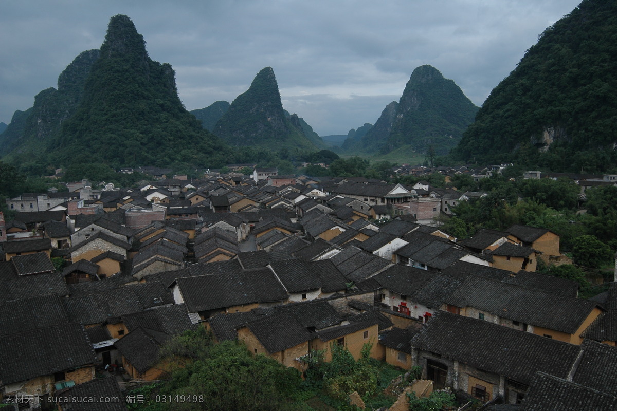 民居屋顶 黄姚 古镇 古民居 屋顶俯瞰 山峰 人文 旅游 建筑景观 自然景观