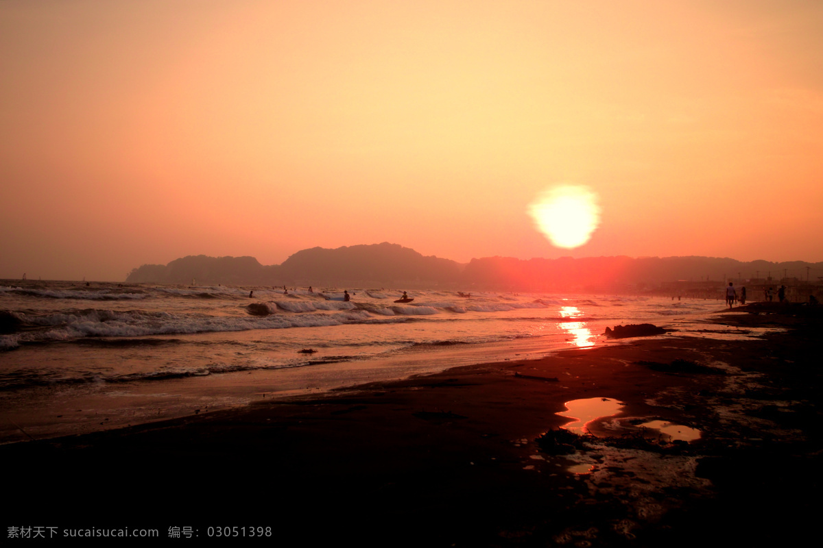 海边 日落 大海 海浪 海滩 人 人物 摄影图库 边日落 太阳 云彩 阳光 夕阳 自然景观 自然风景 psd源文件