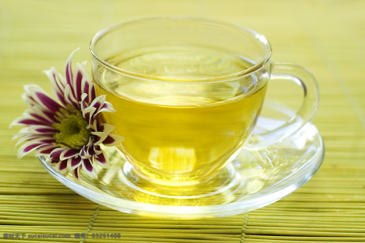 紫色 花朵 黄色 花茶 紫色花朵 黄色花茶 杯子 透明碟子 茶道图片 餐饮美食