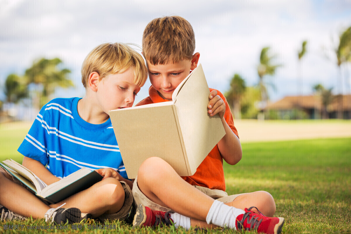 坐在 草地 上 看书 男生 看书的男孩 小学生 外国男孩 外国儿童 学习教育 儿童幼儿 儿童图片 人物图片